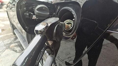 Giá xăng dầu hôm nay 4.4: Biến động trái chiều