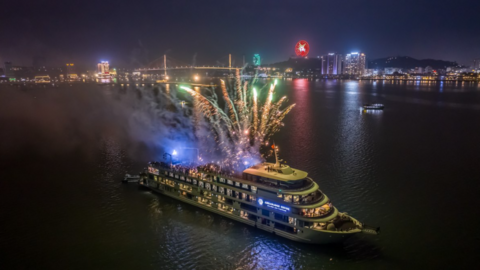 60 tàu du lịch trình diễn Lễ hội ánh sáng trên vịnh Hạ Long