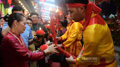 Hàng nghìn người tham gia rước đuốc Lễ hội Phủ Dầy 2026