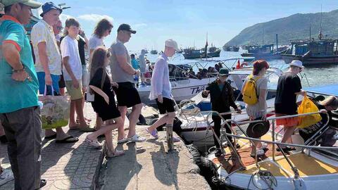 Khách du lịch tấp nập đổ về Nha Trang dịp nghỉ lễ, tour đảo tăng mạnh