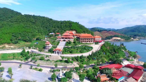 Ngôi chùa cổ kính tựa sơn hướng hải bên vịnh Bái Tử Long