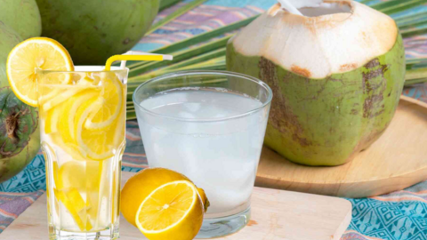 Uống nước chanh hay nước dừa tốt hơn trong ngày nắng nóng?