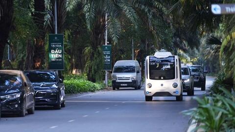 Cận cảnh xe buýt tự hành, robotaxi, robot dọn vệ sinh sắp được thử nghiệm ở Hà Nội