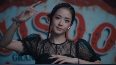 Jisoo (Blackpink) đứng đầu 2 bảng xếp hạng với “Click”