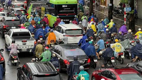 Đường phố Hà Nội ùn tắc kéo dài, nhiều phương tiện di chuyển khó khăn
