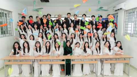 Một lớp chuyên Nga - Hàn có 17 học sinh nhận học bổng du học