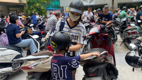 Phụ huynh tại Hà Nội chủ động trang bị mũ bảo hiểm khi đưa đón con