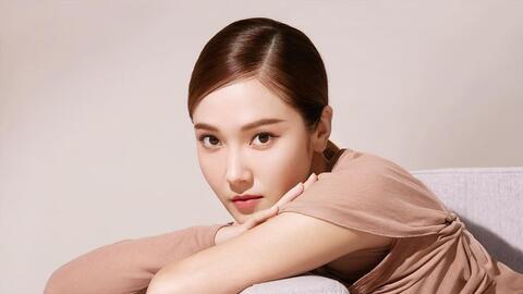 Jessica Jung (SNSD) cầm nón lá xuất hiện tại sân bay Tân Sơn Nhất