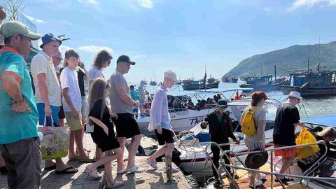 Khách du lịch tấp nập đổ về Nha Trang dịp nghỉ lễ, tour đảo tăng mạnh