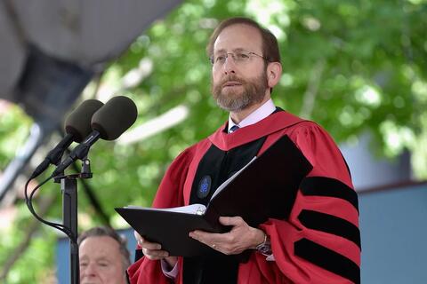 Hiệu trưởng Harvard tự nguyện giảm lương