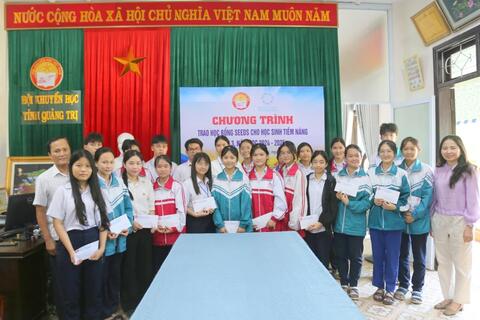 Học sinh khó khăn ở Quảng Trị được nhận học bổng hàng chục triệu đồng