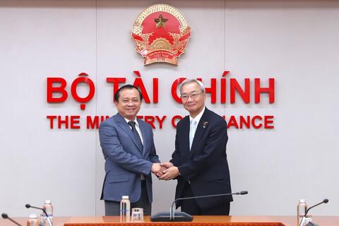 Thứ trưởng Bộ Tài chính Lê Tấn Cận: Đẩy mạnh hợp tác quốc tế, phát triển thị trường bảo hiểm