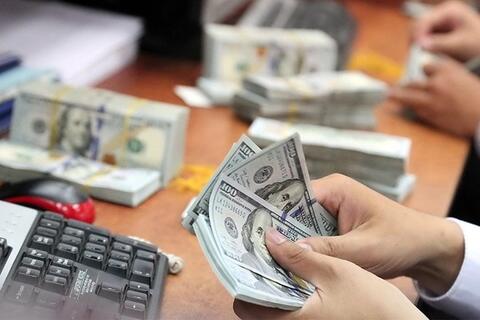 Giá USD thế giới giảm, trong nước tăng