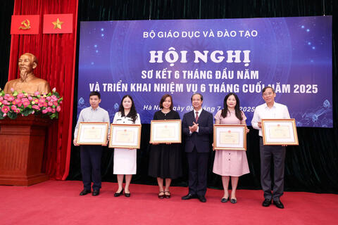 Bộ GD&ĐT tuyên dương nhiều tập thể, cá nhân