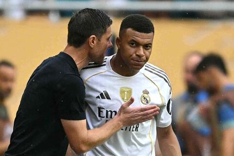 Máy bay chở Real Madrid không thể hạ cánh vì thời tiết xấu, đội bóng hủy họp báo