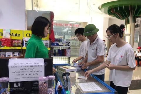 Giá sách giáo khoa giảm, phụ huynh Phú Thọ nhẹ gánh chi phí đầu năm học