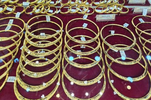 Giá vàng giảm nhẹ, chênh lệch với thế giới tăng