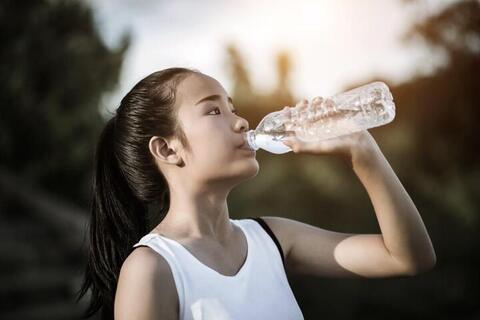 Nguyên tắc uống nước để giảm mỡ bụng
