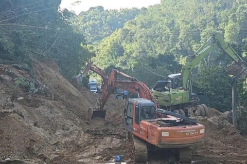 Chính quyền nỗ lực khắc phục sạt lở, giữ vững mạch giao thông sau bão số 10 ở Thanh Hóa