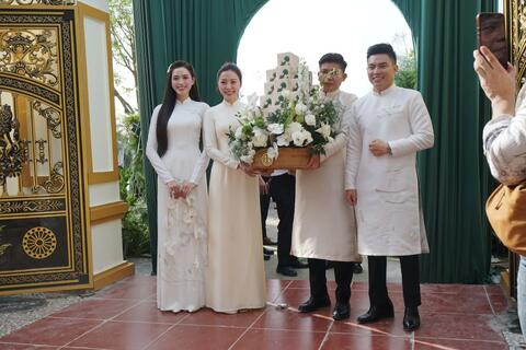 Thiếu gia Tập đoàn Sơn Hải và Hoa hậu Đỗ Thị Hà trong lễ nạp tài tại Thanh Hóa