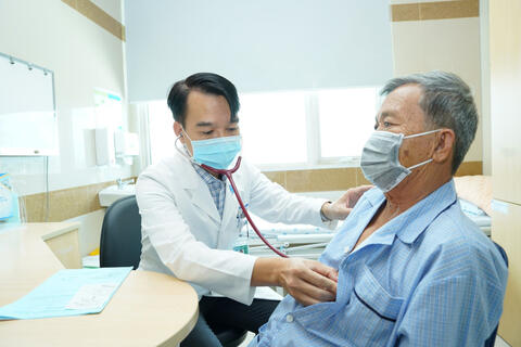 Chế độ phụ cấp đặc thù trong y tế công: Làm gì để 'giữ chân' nhân lực?