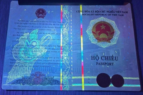 Phát hiện thú vị khi soi hộ chiếu Việt Nam dưới đèn UV