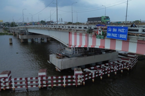 Cận cảnh cầu Bình Phước 1 ở TPHCM đang được kích nâng 1,25 m bằng công nghệ hiện đại
