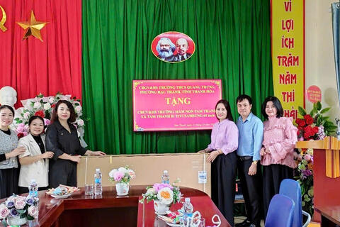 Trao tri thức, gửi niềm tin đến học sinh vùng lũ Thanh Hóa