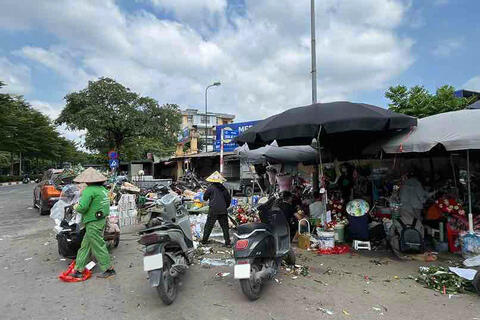Bán thực phẩm tươi sống ngay tại điểm tập kết rác