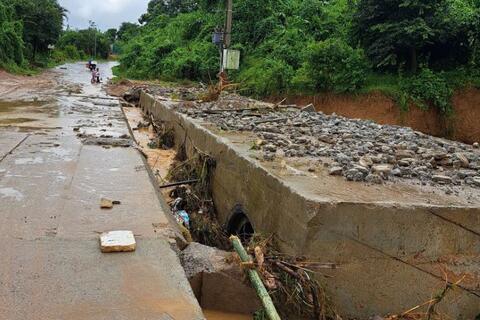 Dự án điện gió cam kết xây cầu rồi không thực hiện, để lại cầu cũ hư hỏng gây ngập lụt