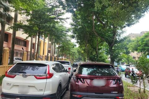 Chật vật tìm chỗ đỗ xe ở Hà Nội: 30 phút mới tìm được chỗ gửi, cách bệnh viện 1 kilomet