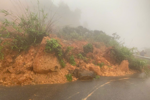 Đèo Đại Ninh ở Lâm Đồng tiếp tục sạt lở, giao thông tê liệt