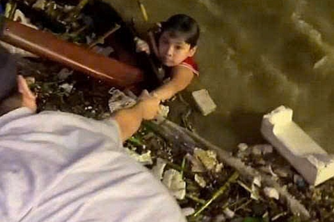 Giải cứu bé trai bị lũ cuốn trôi ở Đà Nẵng trong đêm khuya