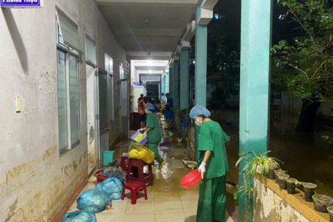 Lực lượng vũ trang Đà Nẵng xuyên đêm dọn bùn, khử khuẩn bệnh viện sau lũ
