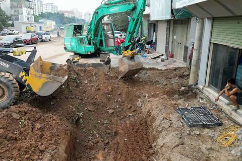 Dự án đường nghìn tỉ đồng ở Hà Nội gấp rút thi công, người dân vật lộn vì bụi công trường