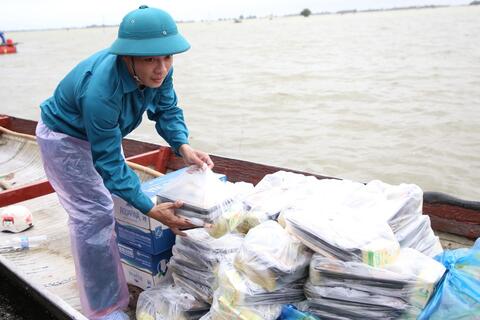Những người hùng thầm lặng chở cơm tiếp tế cho dân bị cô lập vì nước lũ