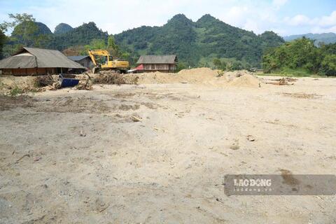 Mỏ cát vàng "chiếm làng" sau bão, dân mong bán 30 tỉ đồng hỗ trợ xây nhà