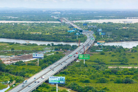 Cầu Long Thành nhộn nhịp thi công, thúc tiến độ mở rộng cao tốc kết nối sân bay Long Thành