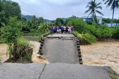 Sập cầu tại Quảng Ngãi, chia cắt 250 hộ dân