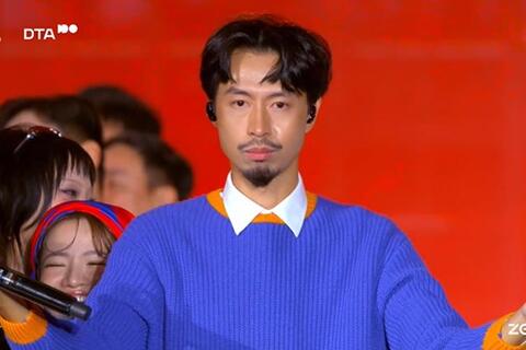 Hàng nghìn khán giả đội mưa hát cùng Đen Vâu và dàn sao Việt trên phố đi bộ