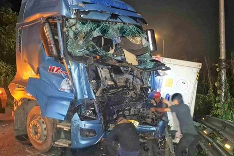 Phá cabin cứu tài xế trong vụ xe tải và container đấu đầu trên đèo Bảo Lộc