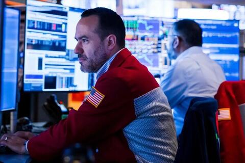 Chứng khoán Mỹ chìm trong sắc đỏ khi cổ phiếu AI mất đà, Dow Jones mất 400 điểm