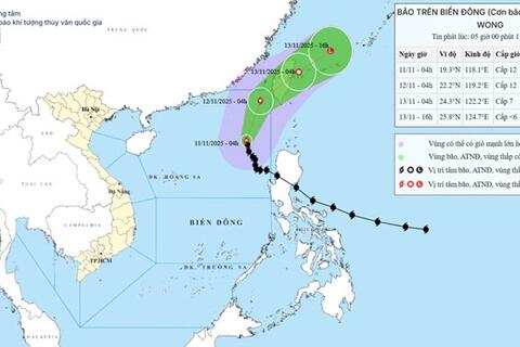 Bão số 14 Fung-wong đi chậm, giảm cấp nhưng vẫn rất mạnh trên Biển Đông