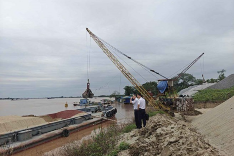 Phát hiện phương tiện thủy neo đậu, bốc xếp tại bến chưa được cấp phép ở Hưng Yên