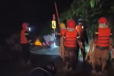 Mưa lớn gây sạt lở đèo Khánh Sơn ở Khánh Hòa, xuyên đêm tìm kiếm 3 người bị vùi lấp