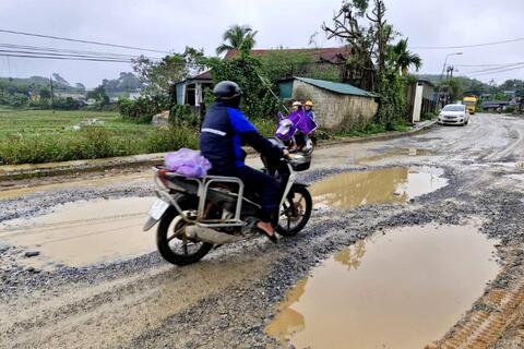 Người dân khốn khổ vì tuyến đường trăm tỉ đồng thi công dang dở