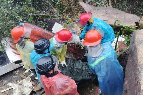 Đèo Khánh Lê tiếp tục sạt lở khiến toàn bộ lực lượng cứu nạn bị cô lập