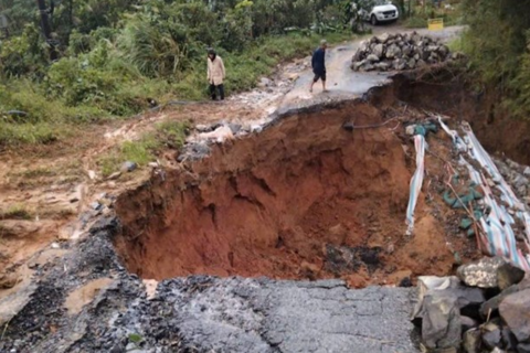 Nước lũ gây xói lở mặt đường tỉnh lộ ở Quảng Trị tạo thành hố sâu