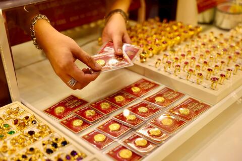 Cập nhật giá vàng sáng 19.11: Vàng miếng SJC giảm mạnh 1,7 triệu đồng