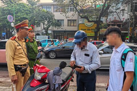 Hà Nội: Xử lý 332 học sinh, phụ huynh vi phạm giao thông trong 1 ngày